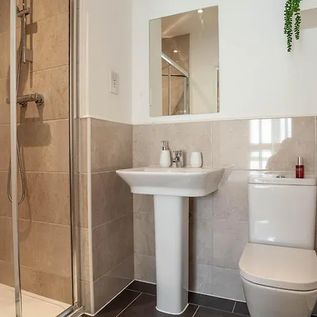 Modern 3 Bedroom House With Parking Bath Exterior foto