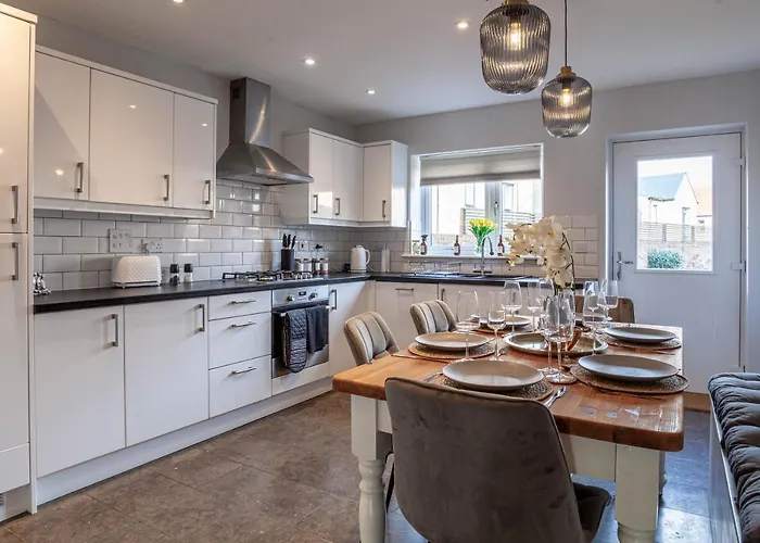 Modern 3 Bedroom House With Parking