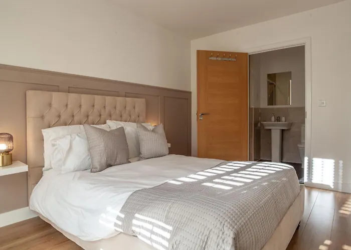 Modern 3 Bedroom House With Parking