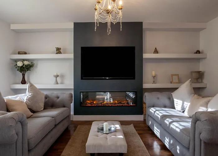 Modern 3 Bedroom House With Parking